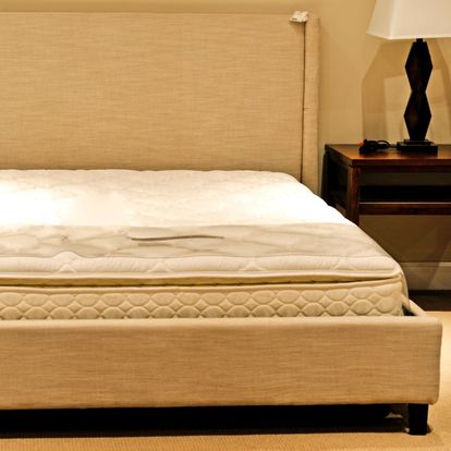 base de cama con colchón