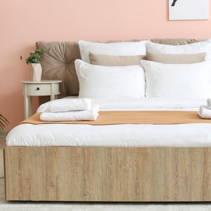 cama sobre base de madera elegante