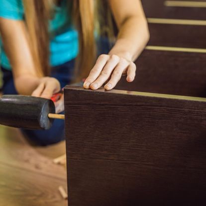 mujer reparando muebles